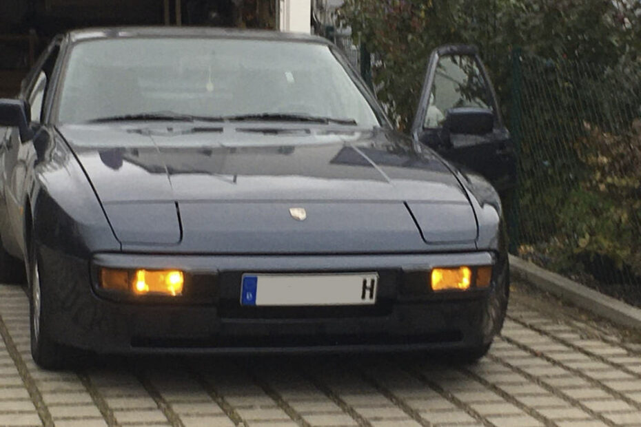 Porsche 944S